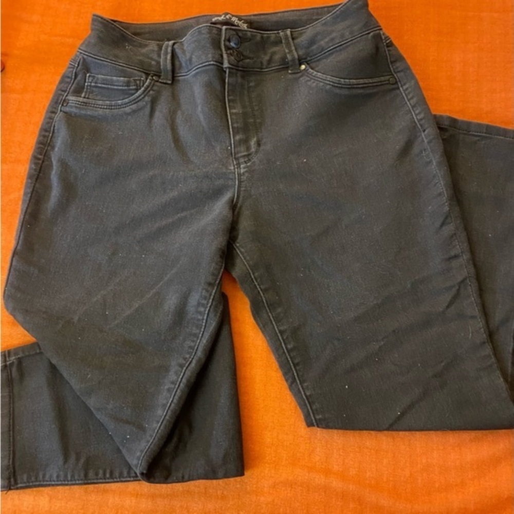 Young and modern black jean size 14p